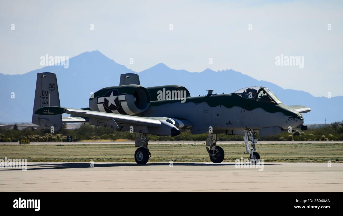 Il team dimostrativo della U.S. Air Force A-10C Thunderbolt II ha tassato i taxi aerei sulla linea di volo presso la base aerea Davis-Monthan, Arizona, 18 febbraio 2020. La A-10 fu ridipinta per assomigliare ad un'era della seconda guerra mondiale P-51 Mustang in un tributo al patrimonio. (STATI UNITI Foto dell'aeronautica di Airman 1st Classe Jacob T. Stephens) Foto Stock