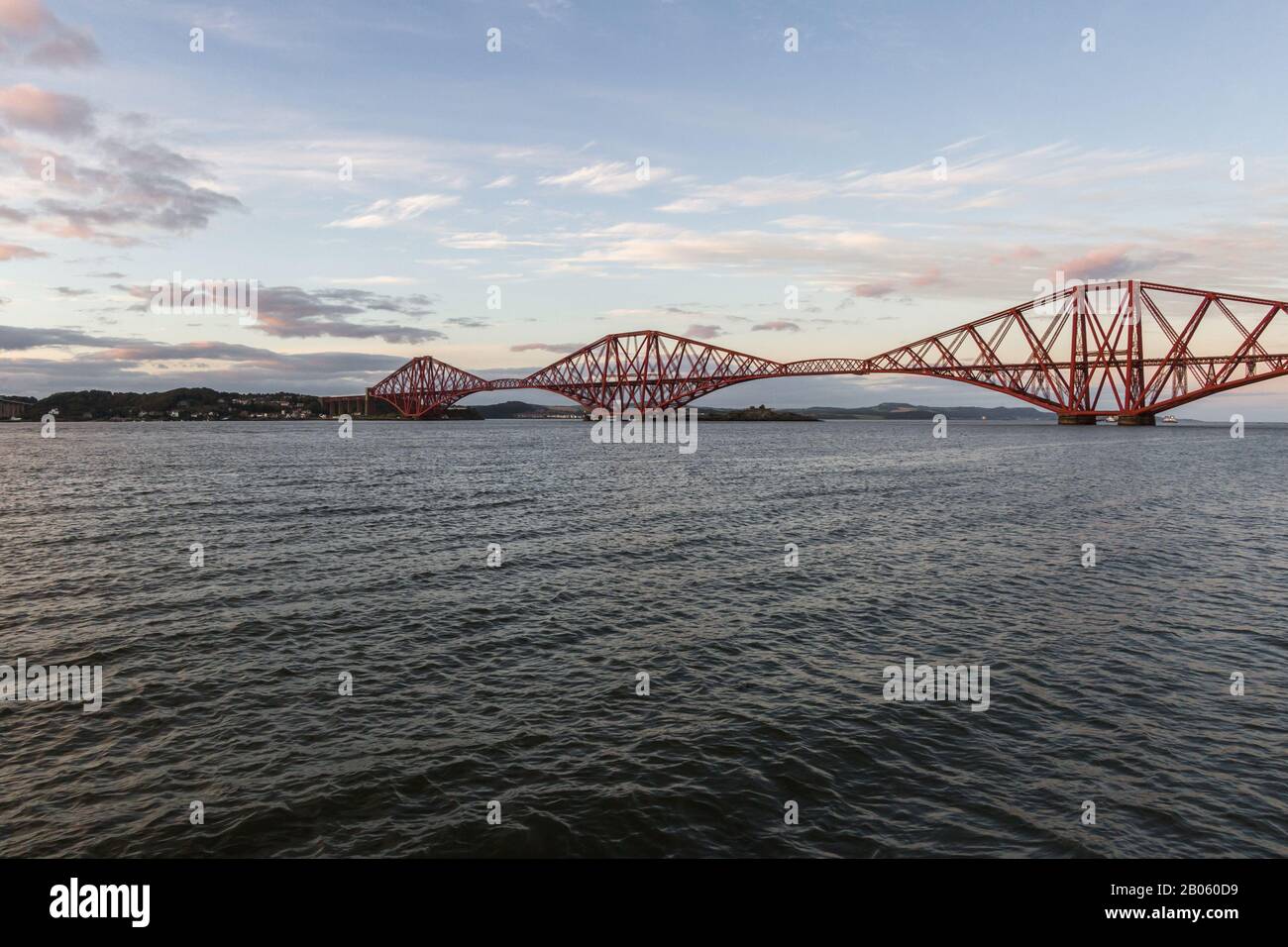 South Queensferry, Scozia - 16 settembre 2019: Iconico ponte ferroviario a sbalzo che attraversa il Firth of Forth a est di Edimburgo, Regno Unito 16 e 20 settembre Foto Stock