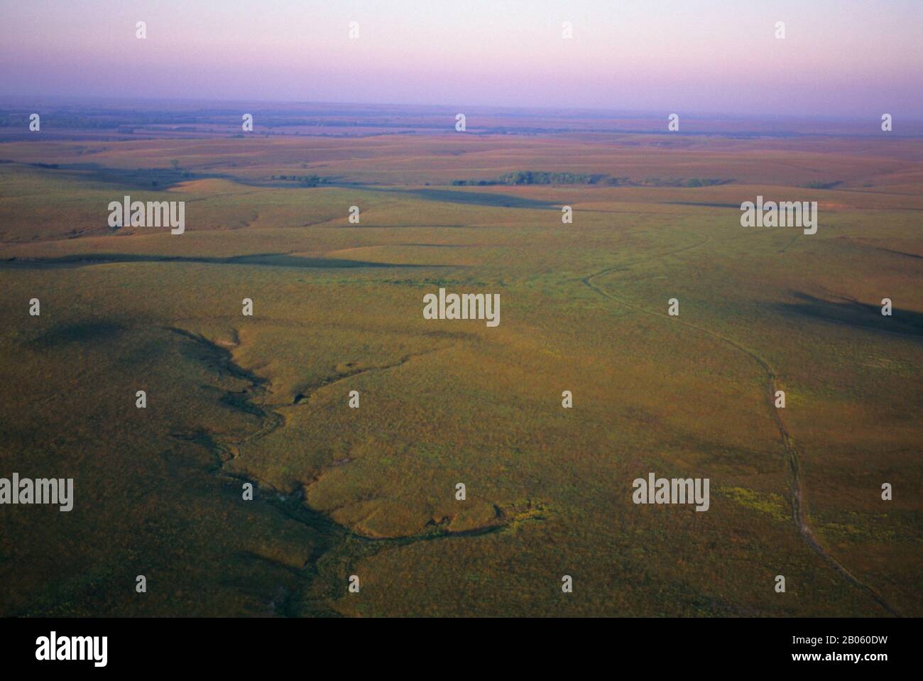 USA, KANSAS, COLLINE DI SELCE, VICINO ALLE CASCATE DI COTTONWOOD, VISTA AEREA DI TALLGRASS PRAIRIE Foto Stock