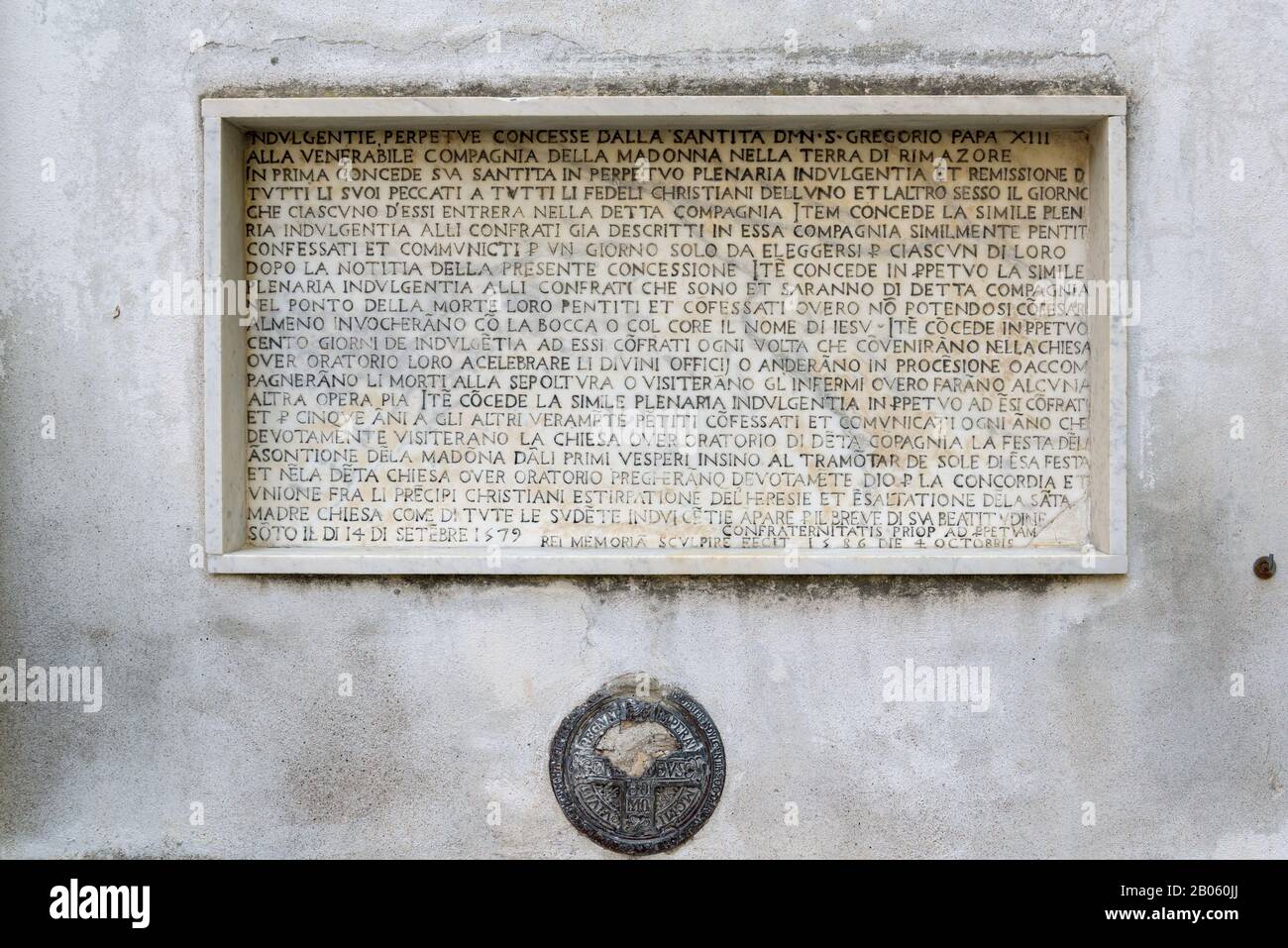 Antico pannello con testo religioso di benedizione sulle mura del paese italiano Riomaggiore Foto Stock