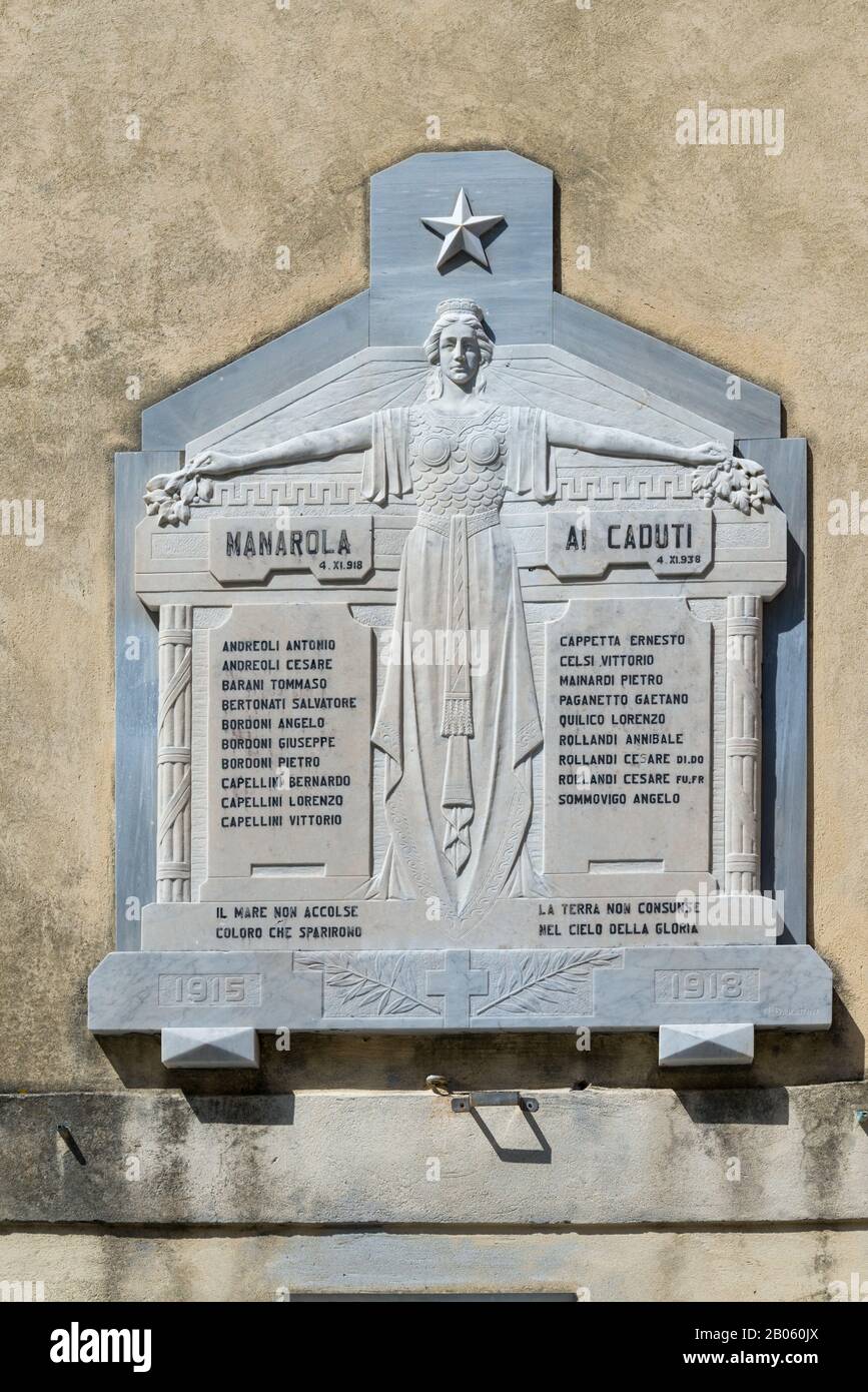 Il memoriale di guerra italiano sul muro di pietra dedicato alla prima guerra mondiale Foto Stock