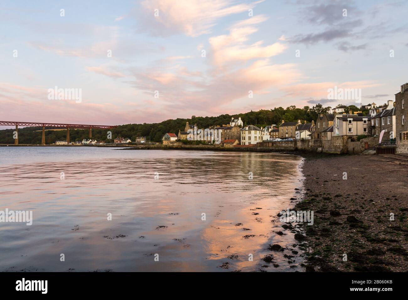 South Queensferry, Scozia - 16 settembre 2019: Vista pomeridiana delle splendide case sulle rive del South Queensferry, Regno Unito, 16 settembre 2019 Foto Stock