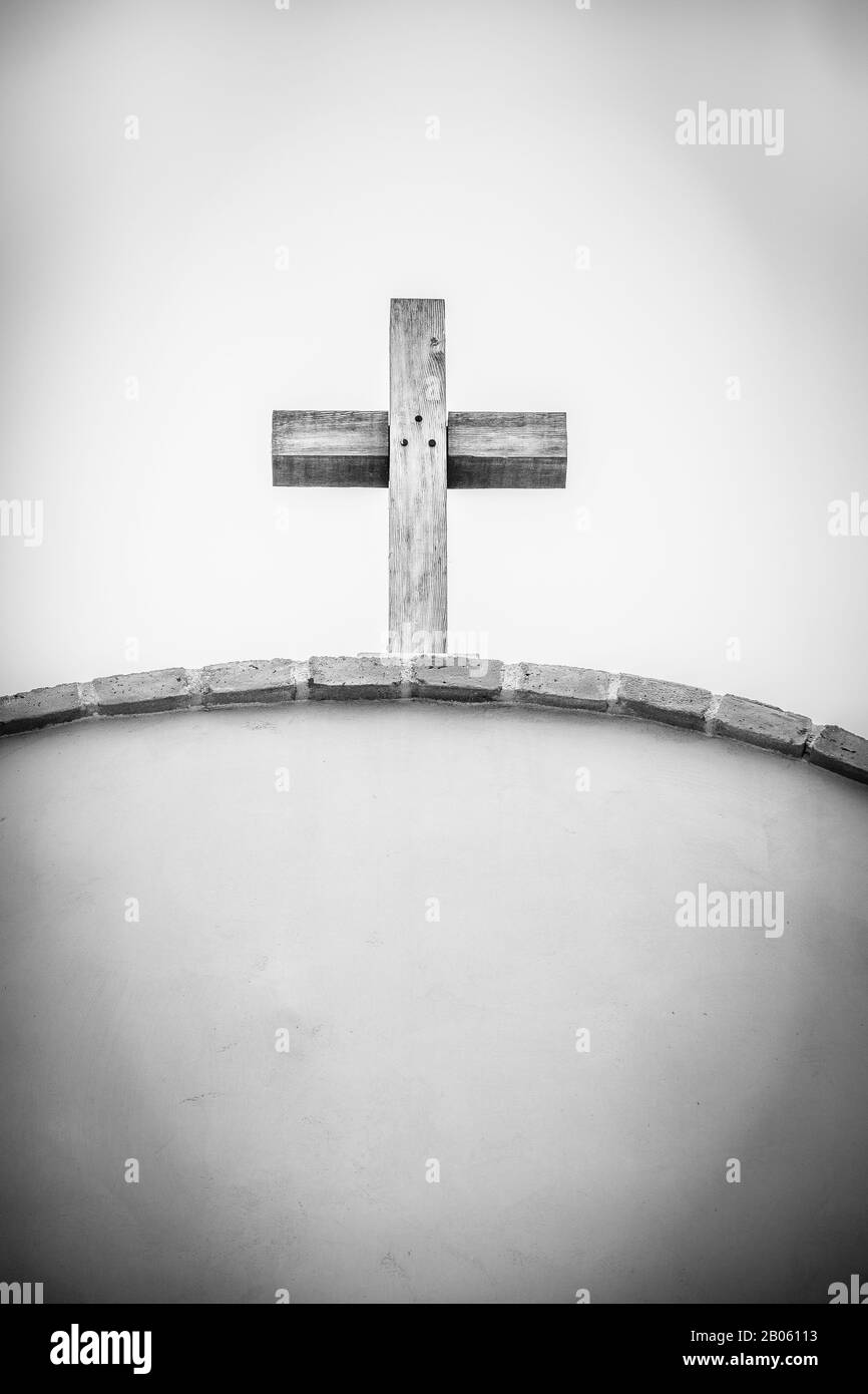 Missione Chiesa Croce su mattoni arco in bianco e nero Foto Stock