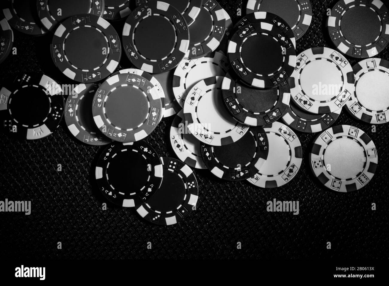 Grande pentola di fiches di Poker nella sala di gambiling Foto Stock