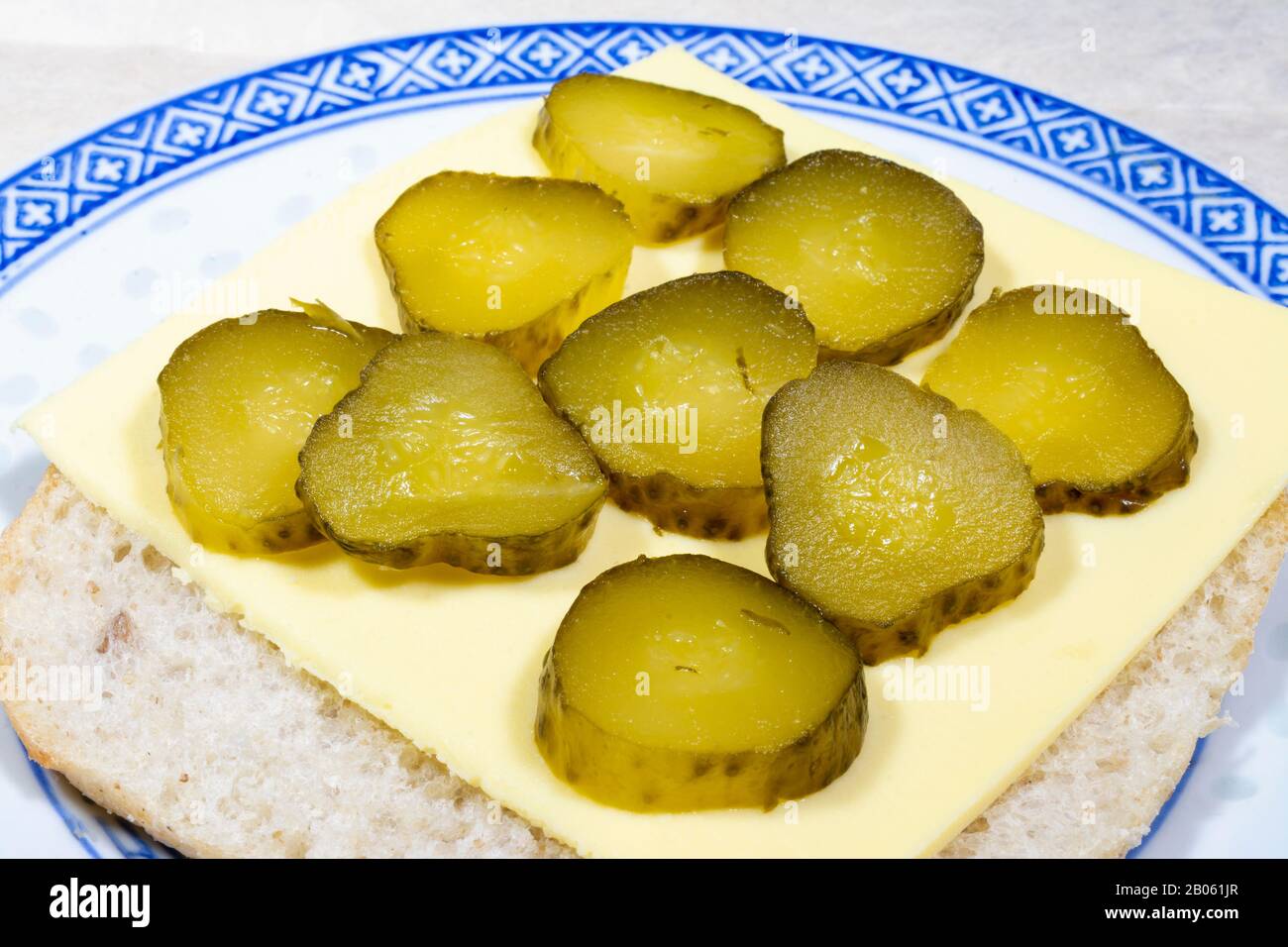 Pane con fette di cetriolo sottaceto e formaggio vegano Foto Stock