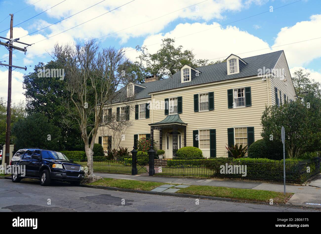 New Orleans, Louisiana, Stati Uniti - 4 febbraio 2020 - bella villa gialla sulla strada accanto Al Garden District Foto Stock