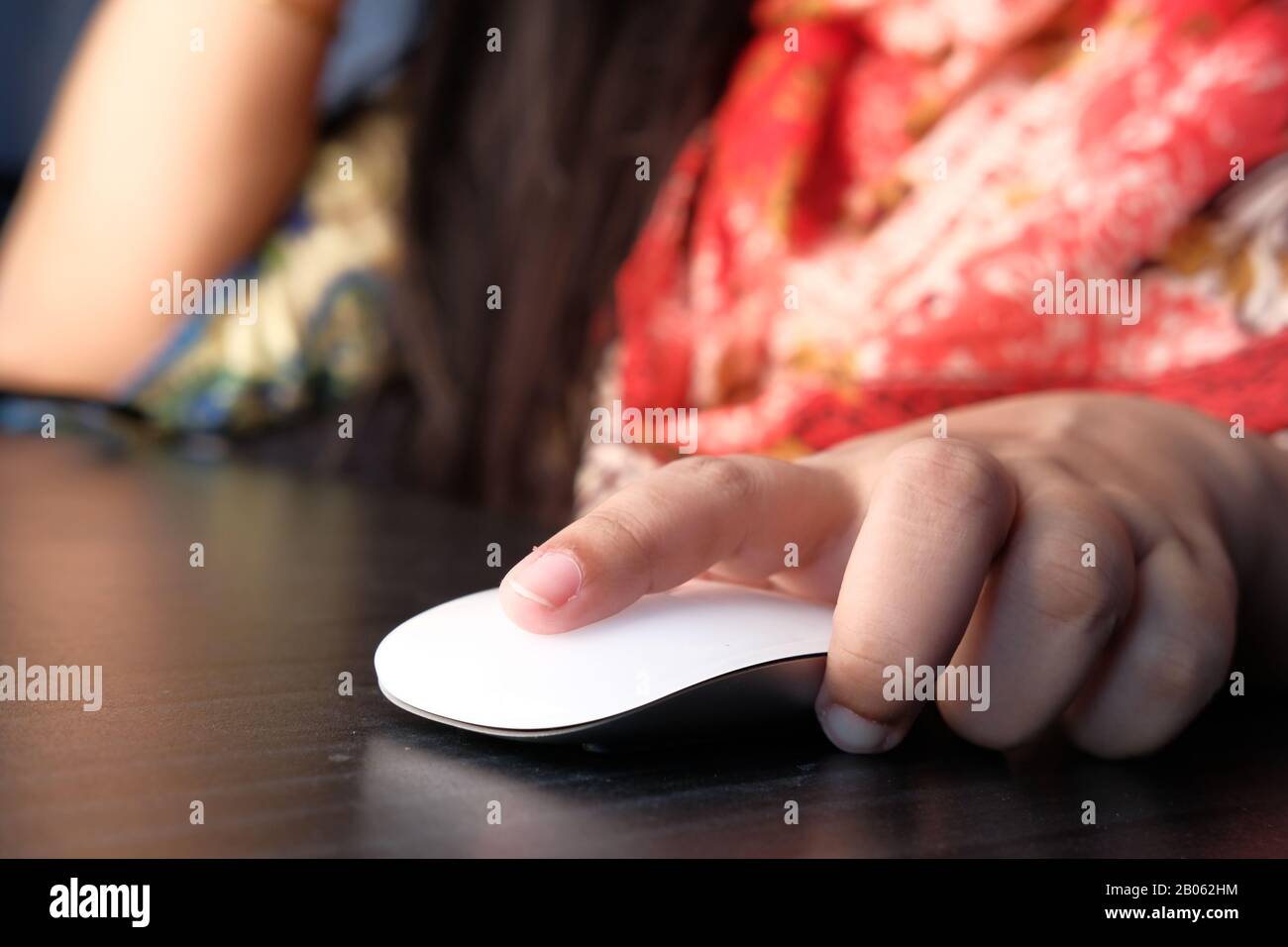 Primo piano di donne mano utilizzare mouse computer Foto Stock