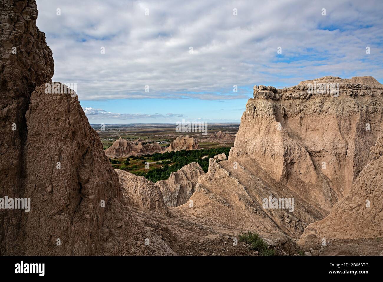 SD00135-00....SOUTH DAKOTA - Vista dal Sentiero Notch sopra il Centro visitatori e campeggio nel Parco Nazionale di Badlands. Foto Stock