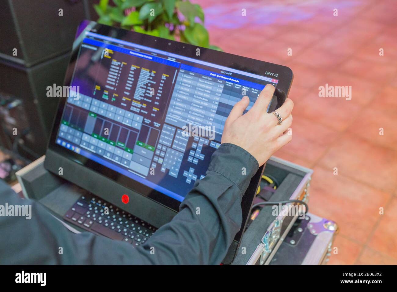 Città Cesis, Lettonia. DJ Arms e monitor con mixer software.14.02.2020 Foto Stock
