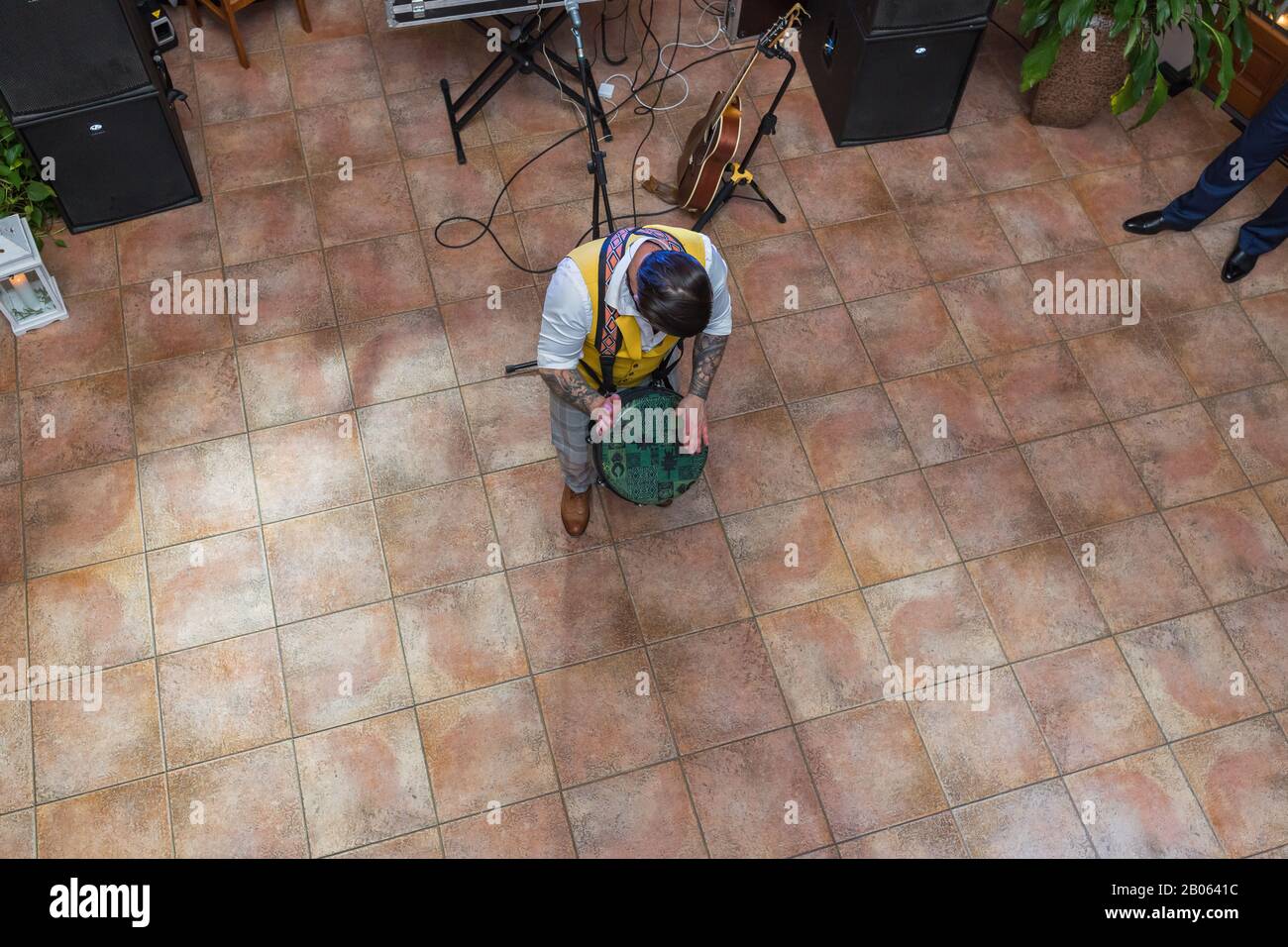 Città Cesis, Lettonia. Uomo che gioca djembe nel party.14.02.2020 Foto Stock