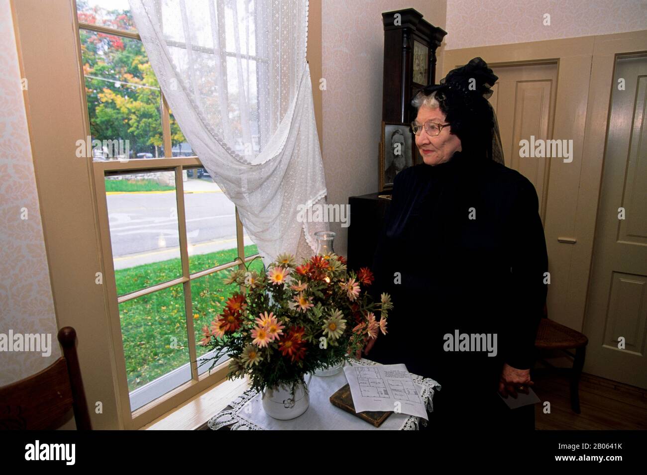 USA, WISCONSIN, VICINO A STOREON BAY, DOOR COUNTY, FISH CREEK, STORICA CASA NOBILIARE, DONNA Foto Stock