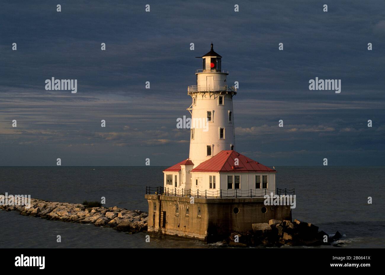 USA, ILLINOIS, CHICAGO, LAKE MICHIGAN, VISTA DEL FARO ALL'INGRESSO DEL PORTO Foto Stock