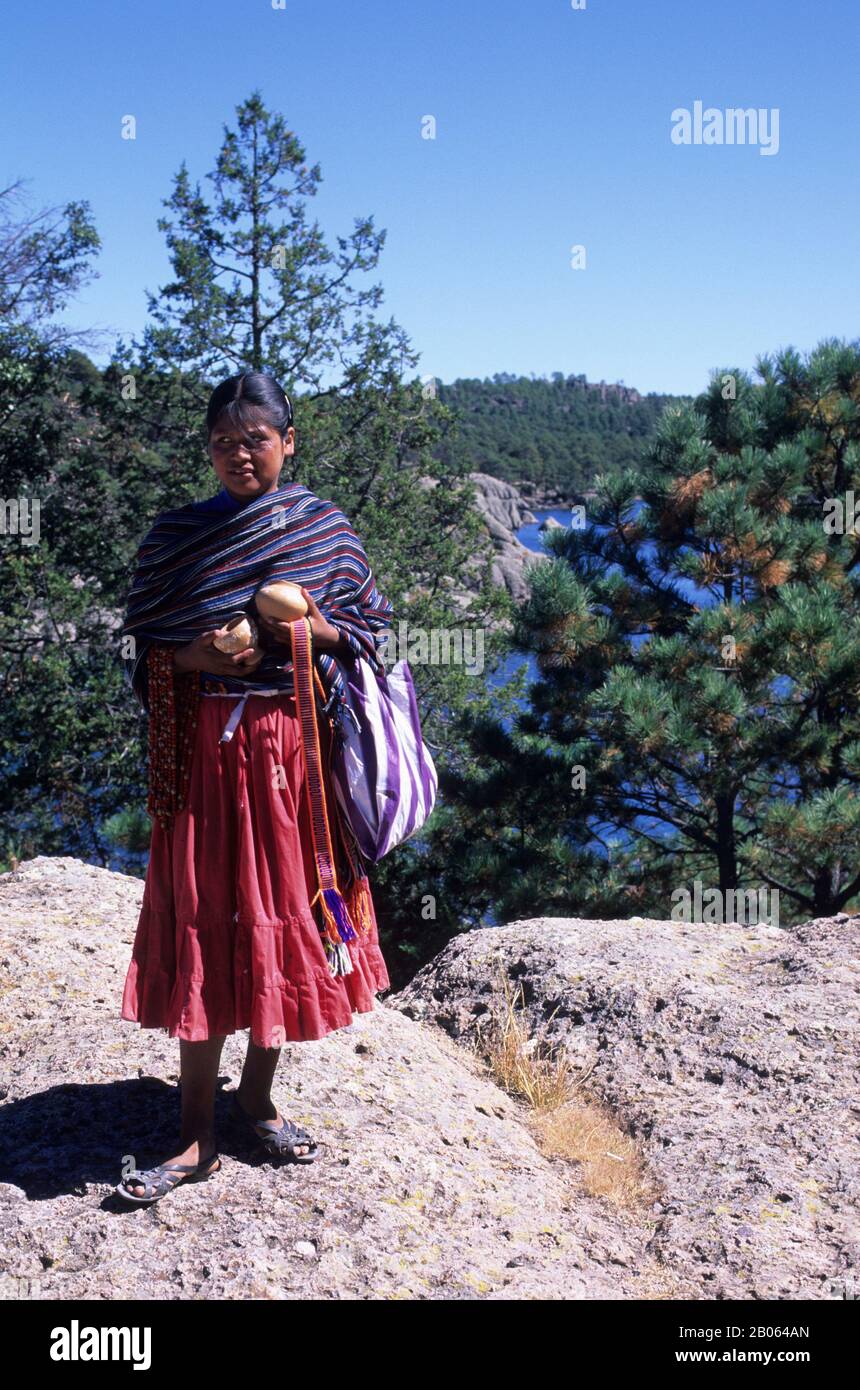 MESSICO, CHIHUAHUA, VICINO CREEL, LAGO ARARECO, TARAHUMARA RAGAZZA INDIANA, PERSONA INDIGENA Foto Stock