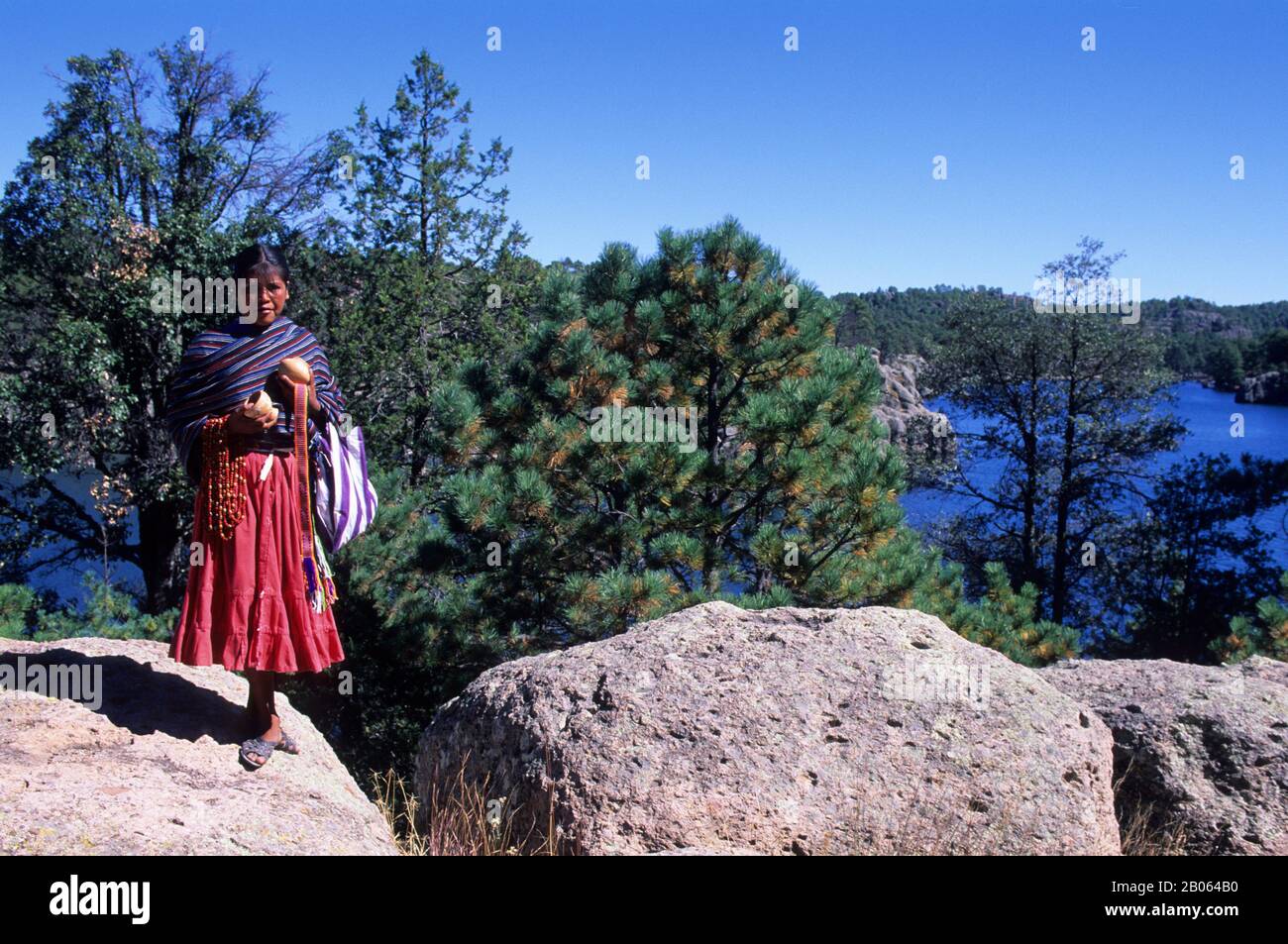 MESSICO, CHIHUAHUA, VICINO CREEL, LAGO ARARECO, TARAHUMARA RAGAZZA INDIANA, PERSONA INDIGENA Foto Stock