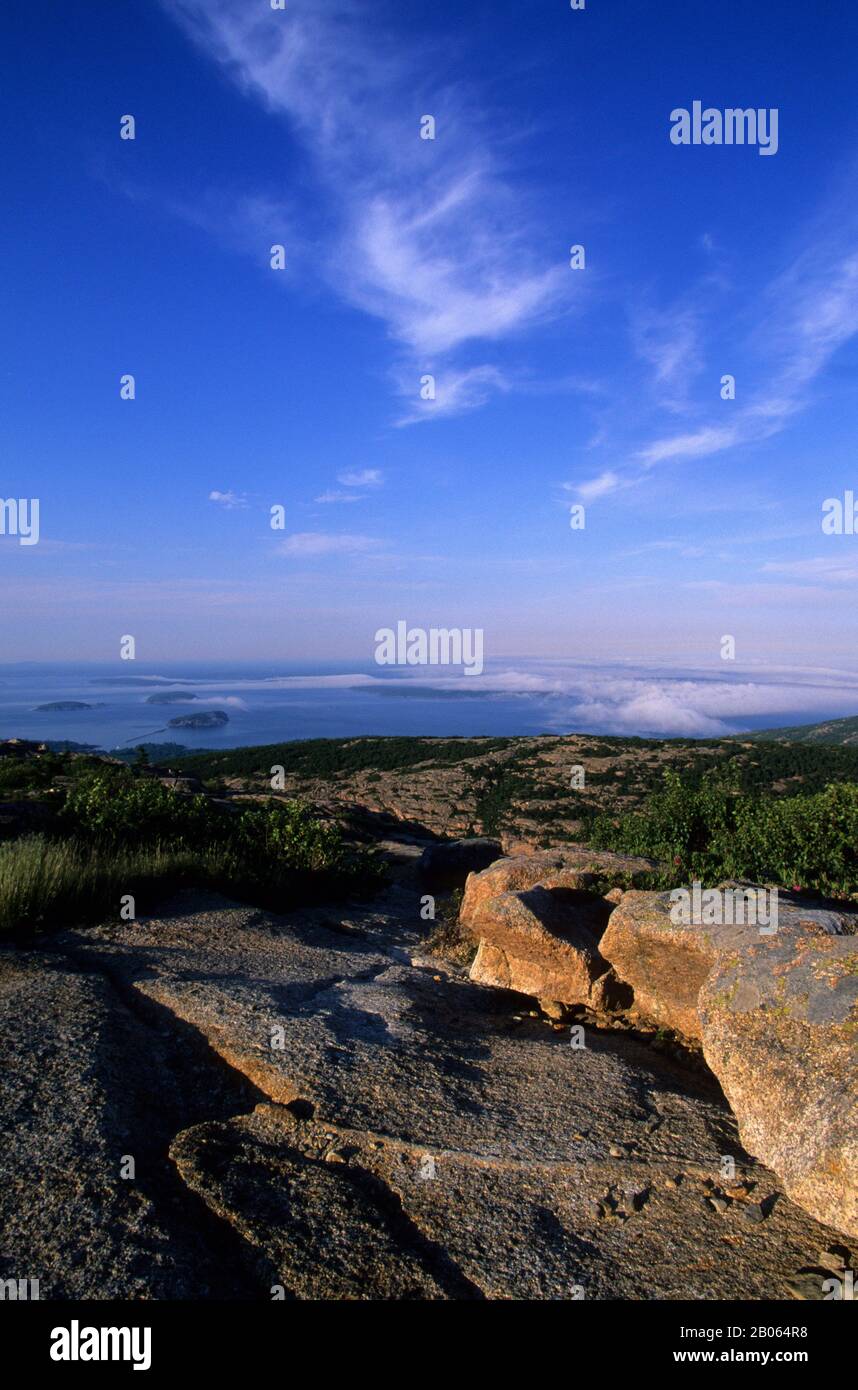 USA, MAINE, MOUNT DESERT ISLAND, ACADIA NATIONAL PARK, CADILLAC MOUNTAIN, ROCCIA DI GRANITO, VISTA DI FRENCHMAN BAY Foto Stock