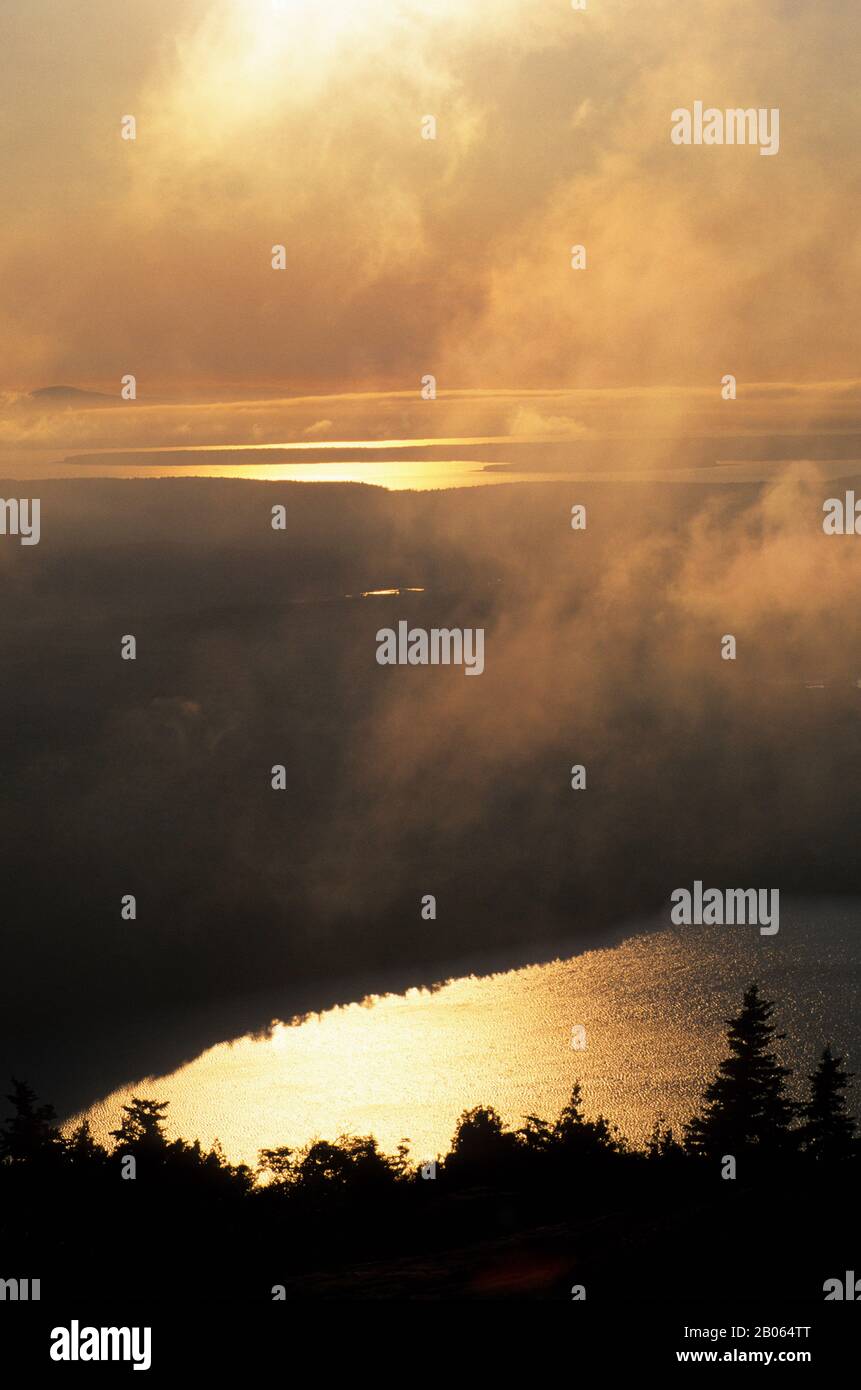 USA, MAINE, MOUNT DESERT ISLAND, ACADIA NATIONAL PARK, CADILLAC MOUNTAIN, TRAMONTO, NEBBIA ROTOLANDO DENTRO Foto Stock