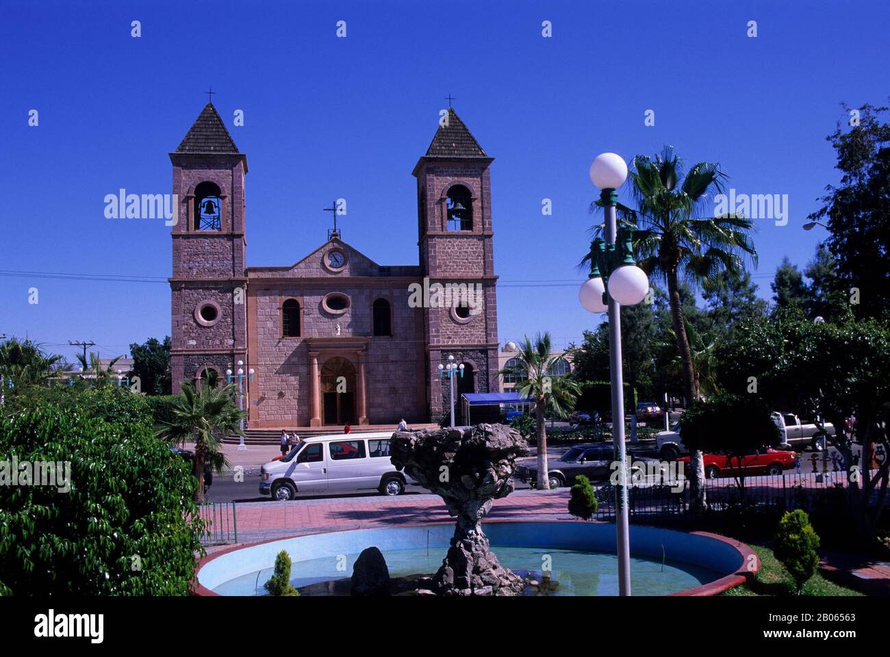 MESSICO, BAJA CALIFORNIA, LA PAZ, PLAZA, PIAZZA DELLA CITTÀ CON CHIESA SULLO SFONDO Foto Stock