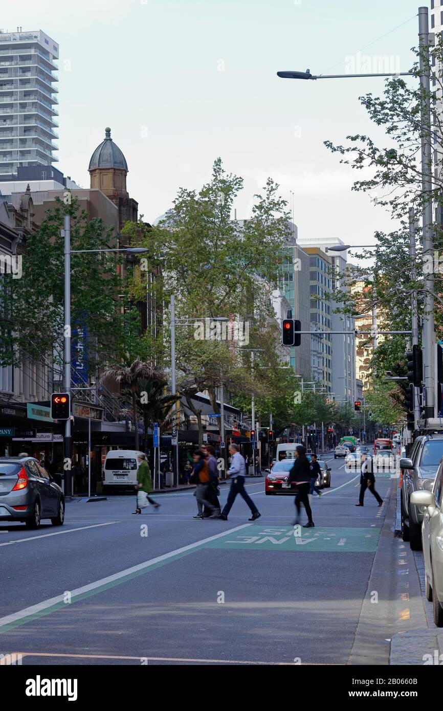 Paesaggio Urbano. Street scene in Queen Street, Auckland, Nuova Zelanda con lo storico Vulcan Building sulla sinistra Foto Stock