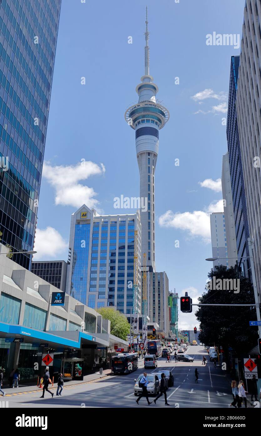 Paesaggio Urbano. Street scene a Auckland, Nuova Zelanda con l'iconica Sky Tower Foto Stock