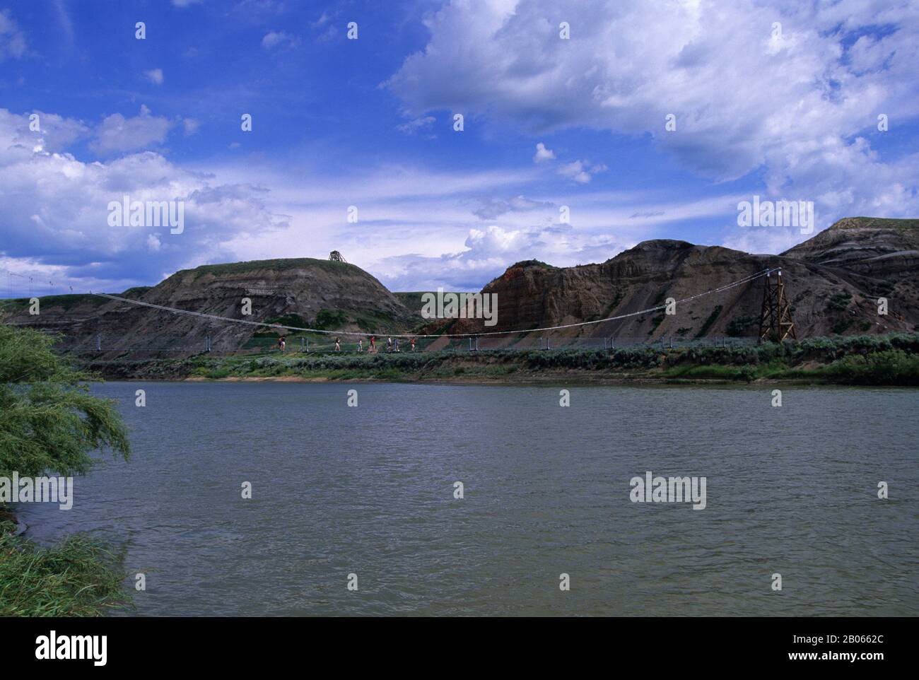 CANADA, ALBERTA, VICINO A DRUMHELLER, CANADIAN BADLANDS, RED DEER RIVER, SUSPENSION BRIDGE Foto Stock