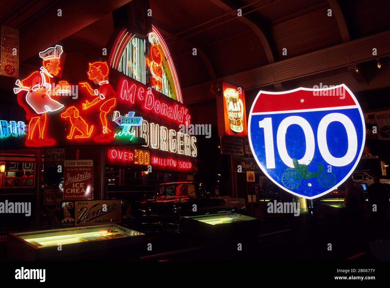 USA, MICHIGAN, VICINO A DETROIT, DEARBORN, HENRY FORD MUSEUM, NEON E SUPERSTRADA SEGNO Foto Stock