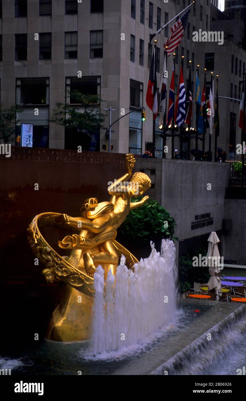 USA, NEW YORK, NYC, ROCKEFELLER CENTER, GOLDEN PROMETHEUS STATUA Foto Stock