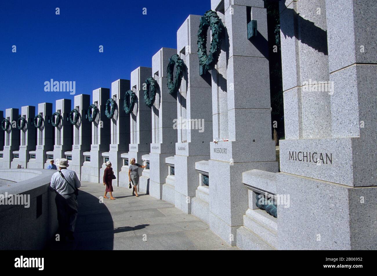 USA, WASHINGTON D.C., MEMORIALE DELLA SECONDA GUERRA MONDIALE, COLONNE DI GRANITO CON CORONE DI BRONZO Foto Stock