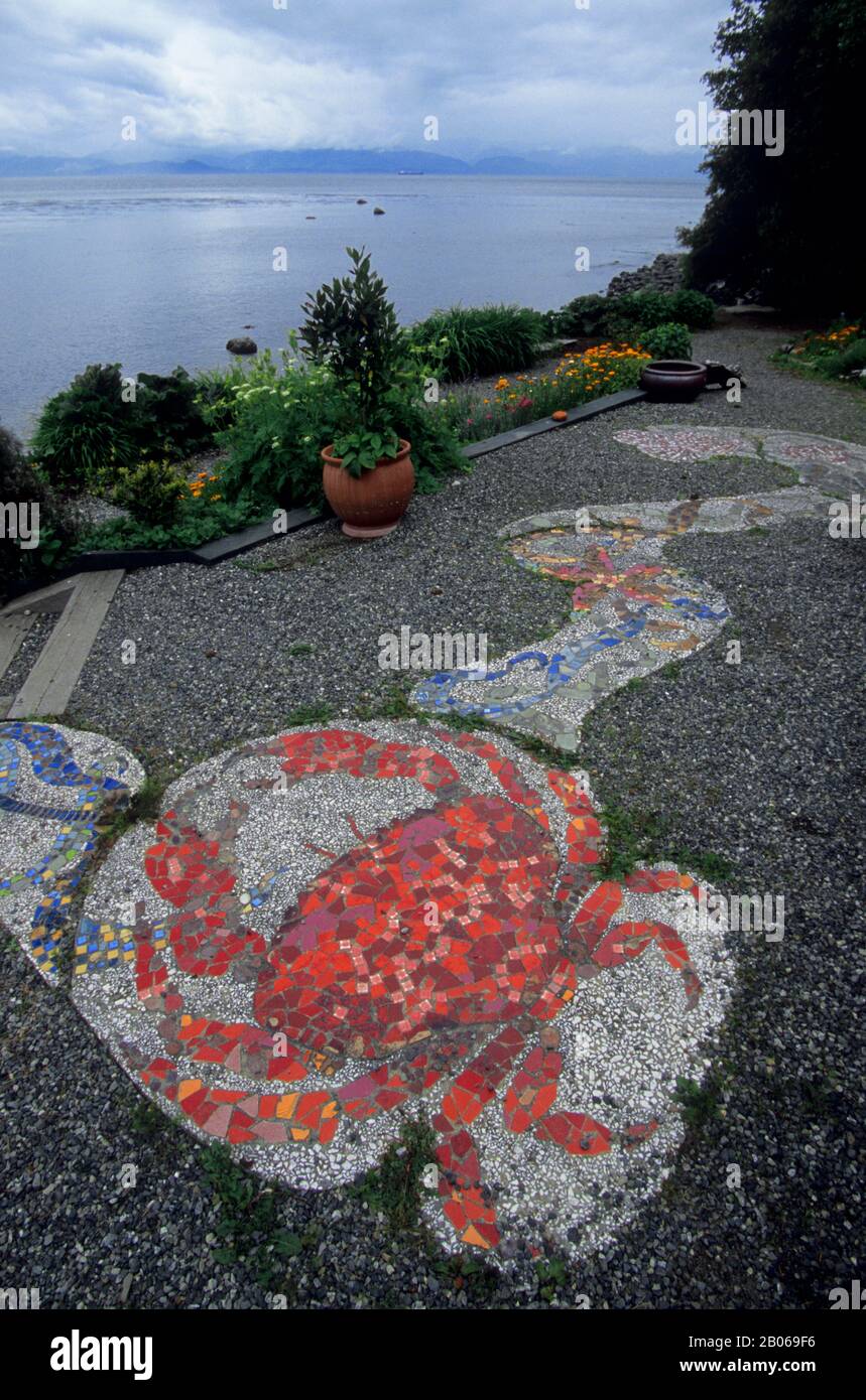 CANADA, B.C., VANCOUVER ISLAND, SOOKE HARBOUR HOUSE, GIARDINO, ARTIGIANATO Foto Stock