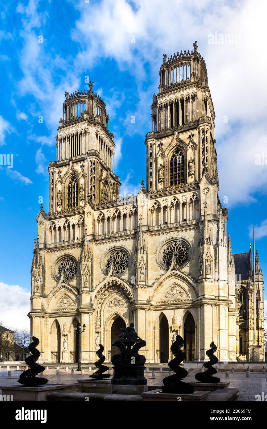 Topario a spirale di fronte alla cattedrale di Orleans, Orleans, Loiret, Francia. Foto Stock