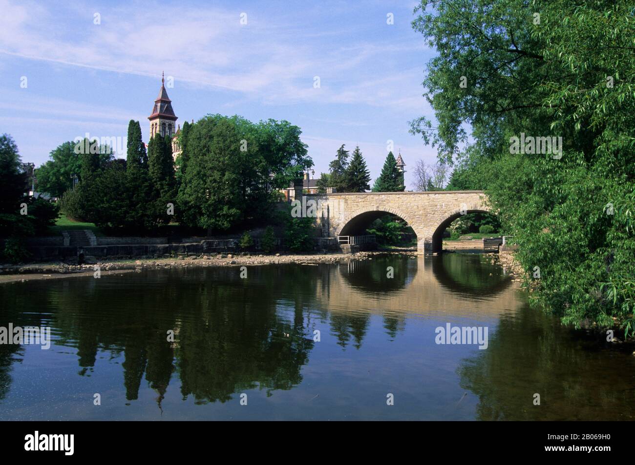 CANADA ONTARIO STRATFORD, PERTH COUNTY COURTHOUSE, STONE BRIDGE Foto Stock