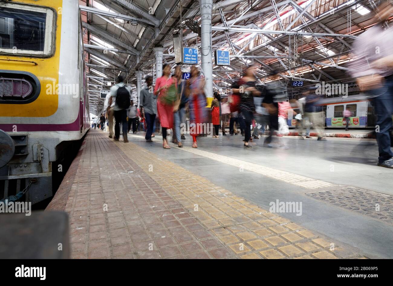 Chhatrapati Shivaji Maharaj Terminus (CSMT), ex Victoria Terminus, è una stazione ferroviaria storica del terminal e patrimonio dell'umanità dell'UNESCO. Foto Stock