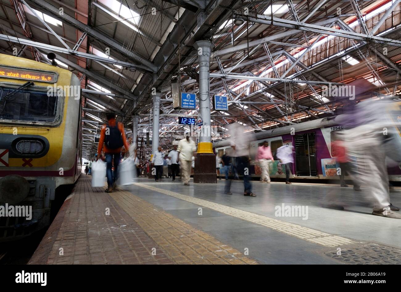 Chhatrapati Shivaji Maharaj Terminus (CSMT), ex Victoria Terminus, è una stazione ferroviaria storica del terminal e patrimonio dell'umanità dell'UNESCO. Foto Stock