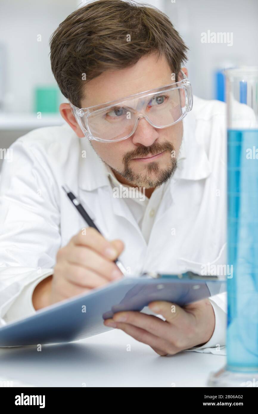 prendere appunti in laboratorio Foto Stock