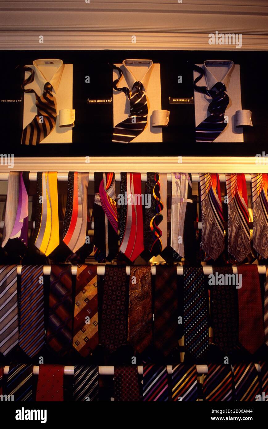 USA, MICHIGAN, VICINO DETROIT, BIRMINGHAM, IL NEGOZIO DI ARTICOLI PERSONALIZZATI, LEGAMI Foto Stock