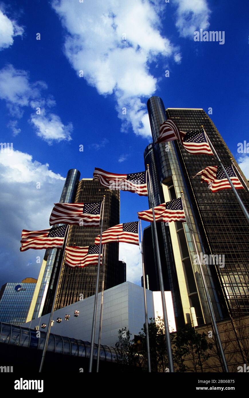 USA, MICHIGAN, DETROIT, RENAISSANCE CENTER, BANDIERE AMERICANE Foto Stock