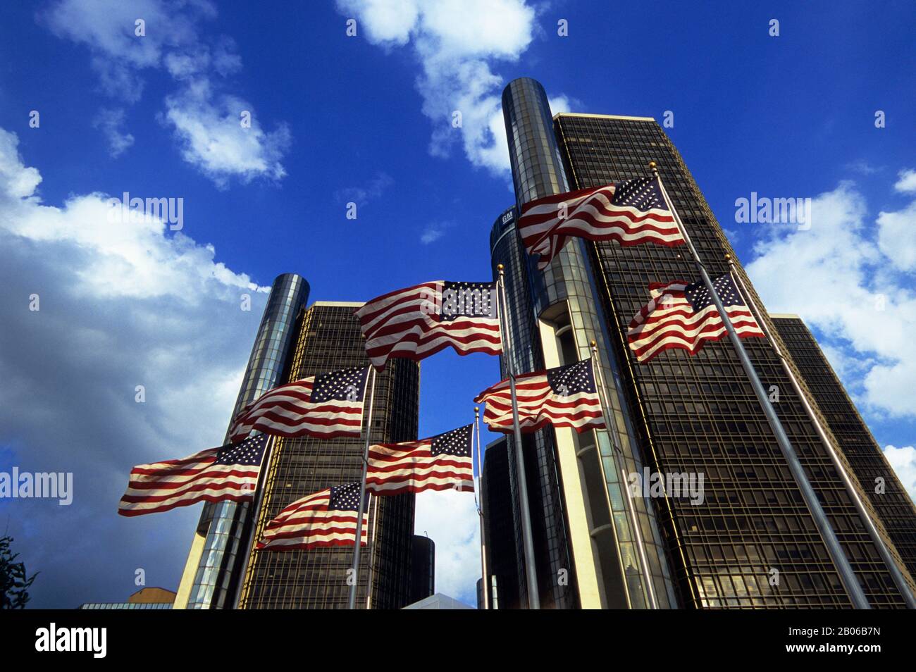 USA, MICHIGAN, DETROIT, RENAISSANCE CENTER, BANDIERE AMERICANE Foto Stock