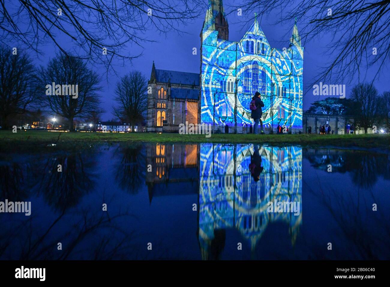 Le proiezioni di luci coprono la parte anteriore occidentale della cattedrale di Salisbury, dove un'installazione di arte leggera e sonora, chiamata Sarum Lights, segna il 800th anniversario della cattedrale nel 2020, illuminando l'interno e l'esterno insieme alla musica. Foto Stock