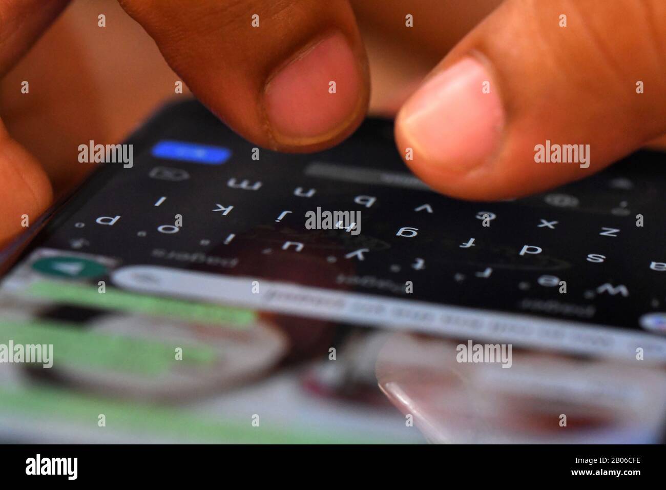 Chat su Whatsapp e Digitazione sul telefono Foto Stock