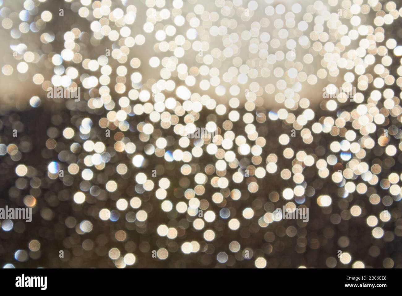 Gocce d'acqua sfocate sulla finestra in una luce solare sfondo astratto colore Foto Stock