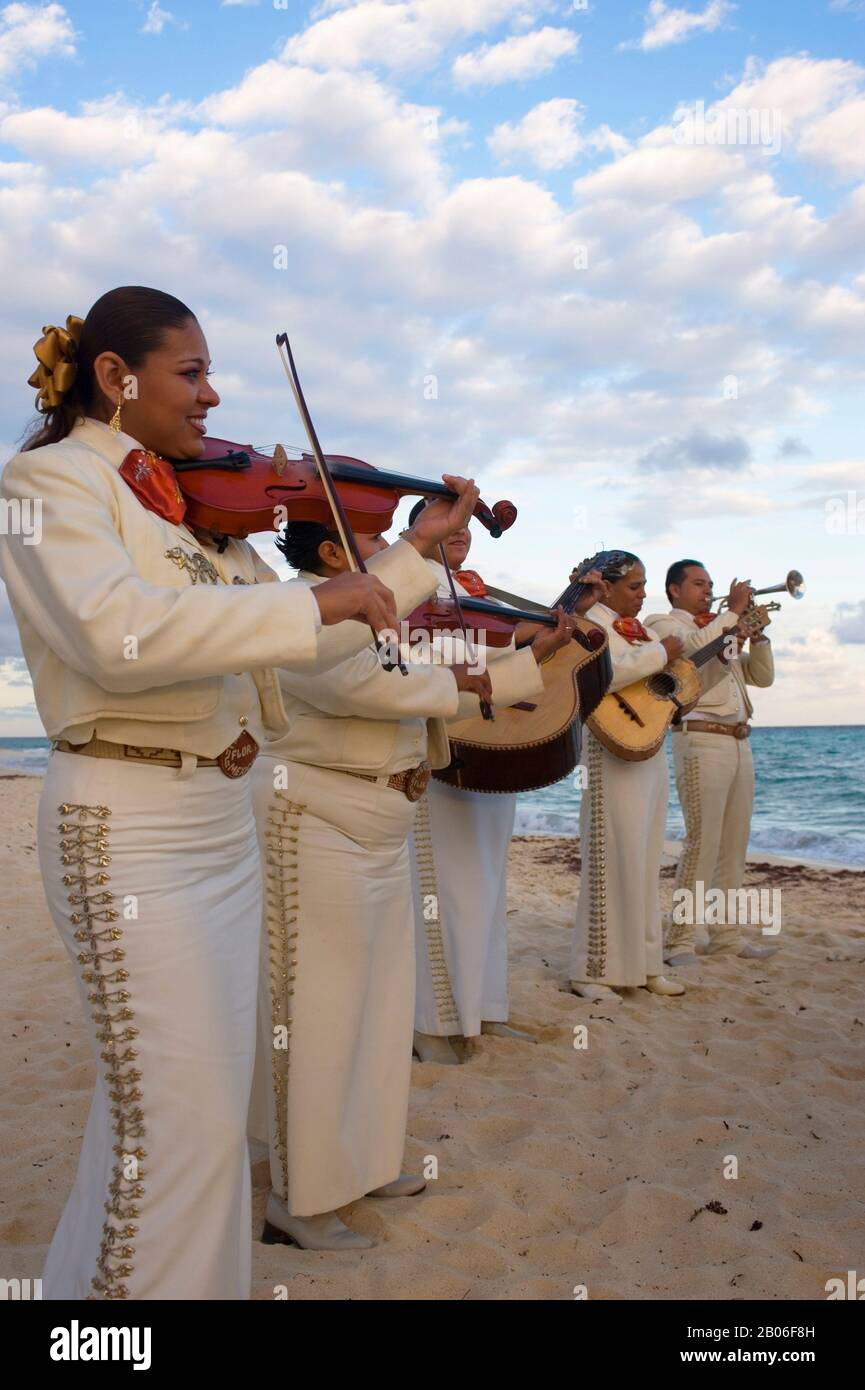 MESSICO, VICINO A CANCUN, PLAYA DEL CARMAN, SUNSET FISHERMEN'S SPA E RESORT, BEACH WEDDING, MARIACHI BAND Foto Stock