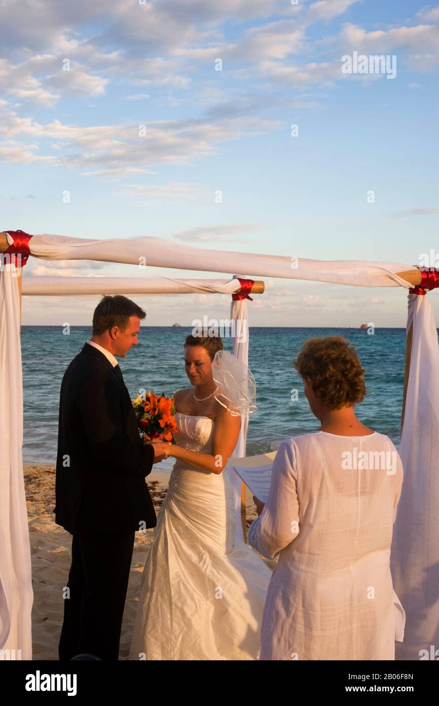 MESSICO, VICINO A CANCUN, PLAYA DEL CARMAN, SUNSET FISHERMEN'S SPA E RESORT, BEACH WEDDING, SPOSA E SPOSO Foto Stock