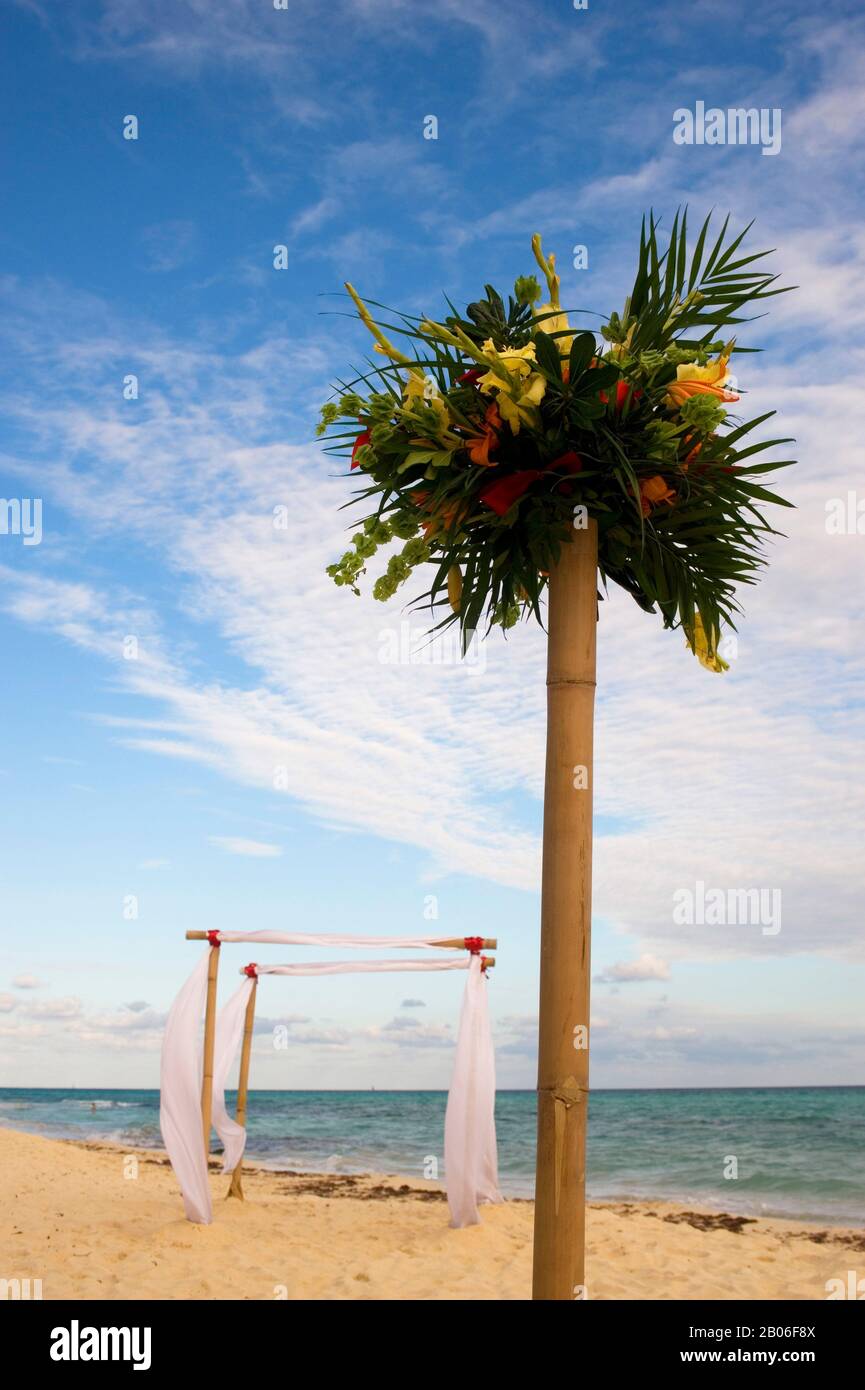 MESSICO, VICINO A CANCUN, PLAYA DEL CARMAN, SUNSET FISHERMEN'S SPA E RESORT, DECORAZIONI PER MATRIMONI SULLA SPIAGGIA Foto Stock