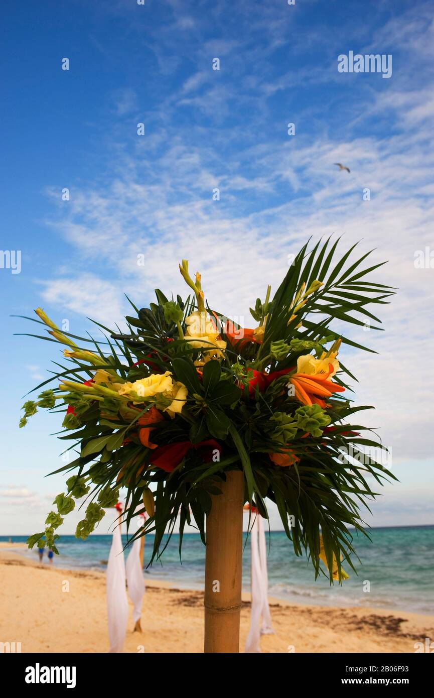 MESSICO, VICINO A CANCUN, PLAYA DEL CARMAN, SUNSET FISHERMEN'S SPA E RESORT, DECORAZIONI PER MATRIMONI SULLA SPIAGGIA Foto Stock