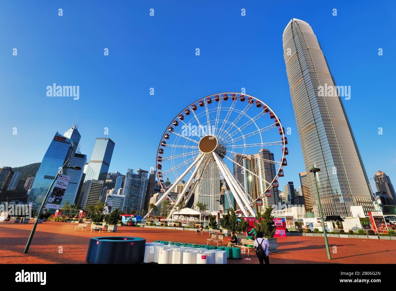 Hong Kong, Cina - 16 ottobre 2019: Skyline con International Finance Center e Observation Wheel nel quartiere finanziario di Hong Kong in un luogo soleggiato Foto Stock