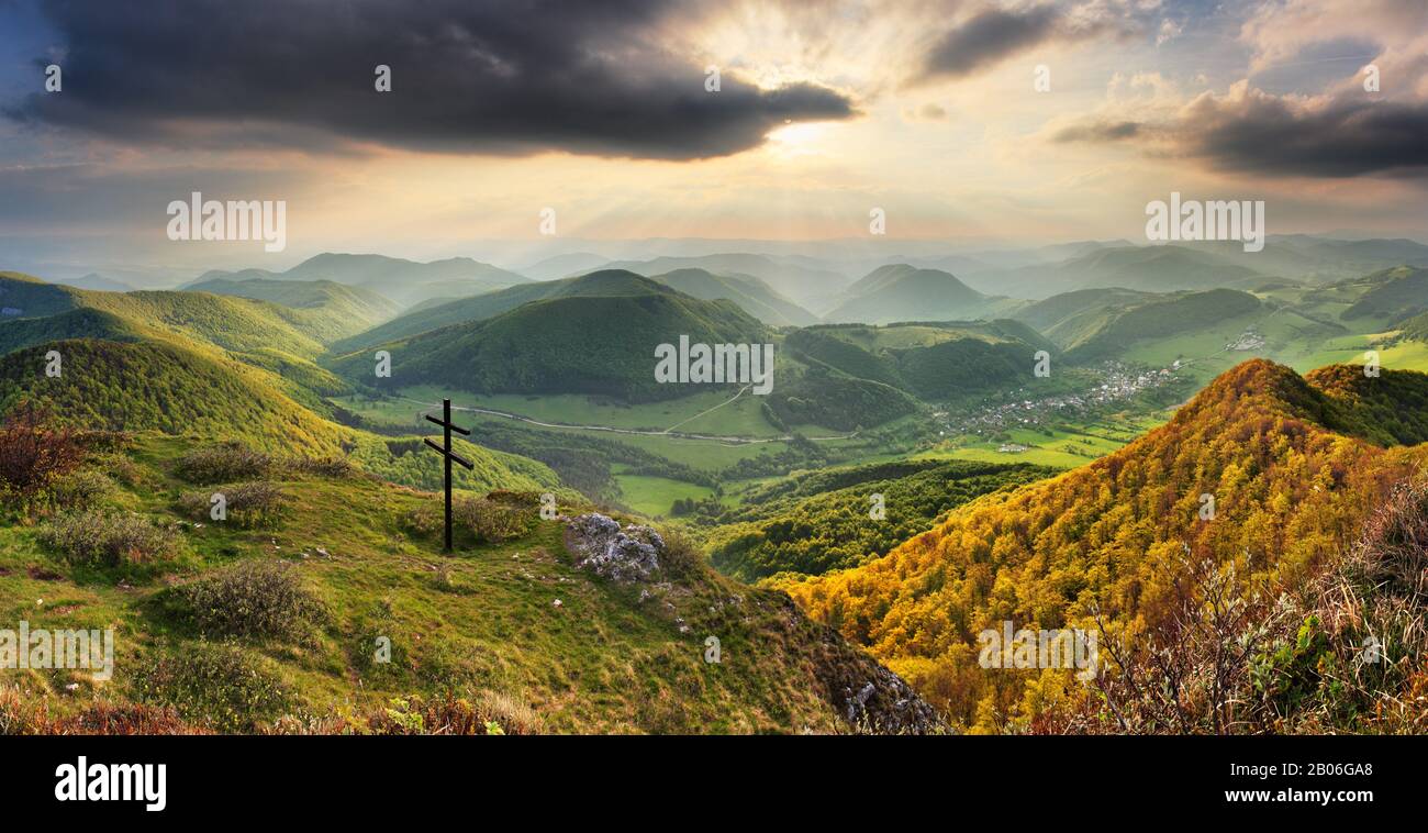 Foresta di primavera paesaggio di montagna, Slovacchia Foto Stock