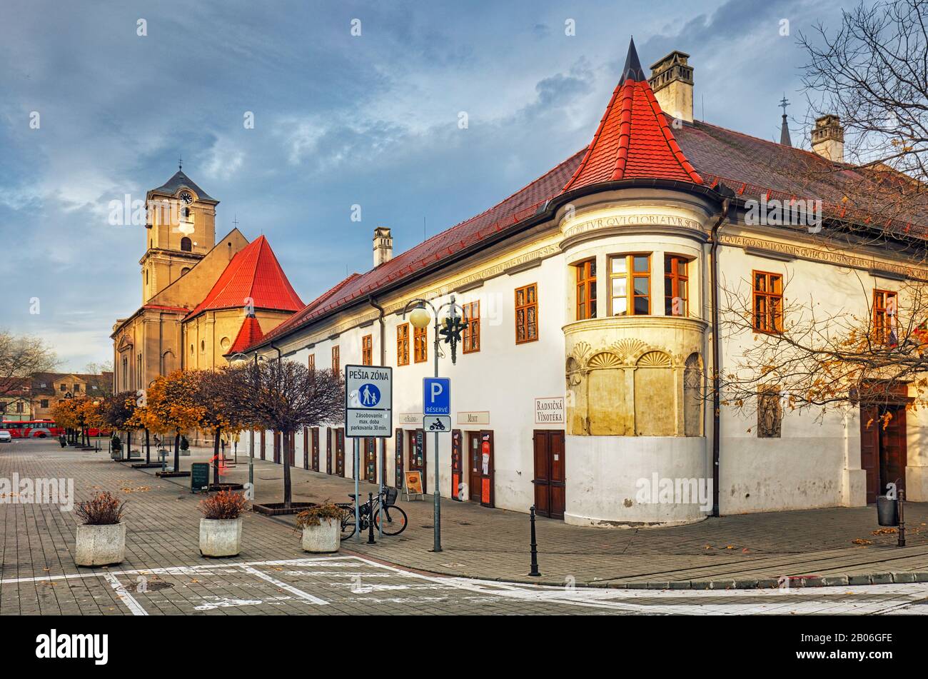 Città di Pezinok con la Chiesa nella piazza principale, Slovacchia Foto Stock