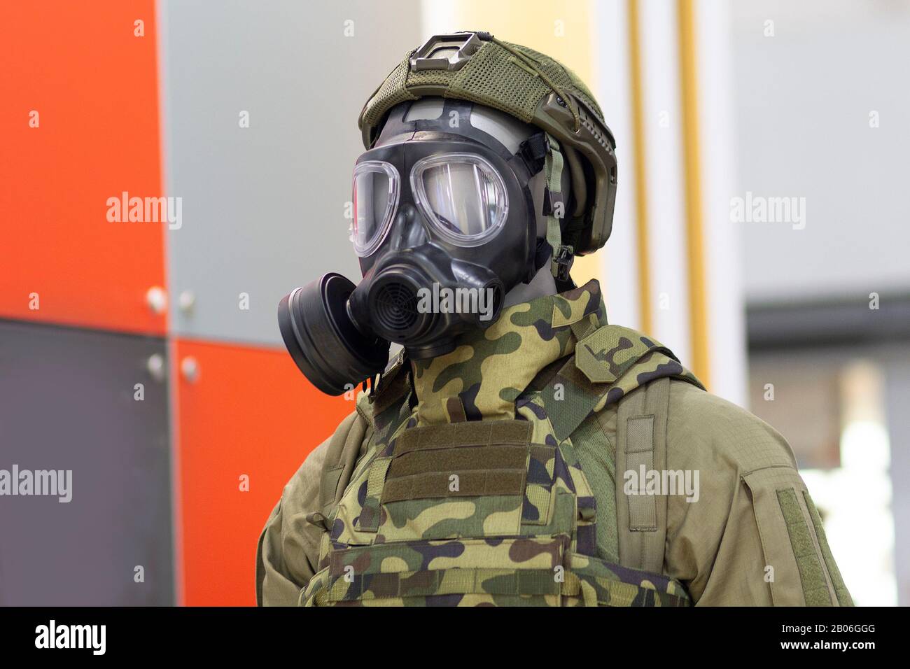 Testa in manichino con maschera a gas e tuta protettiva chimica in tessuto speciale con marcatura verde Foto Stock