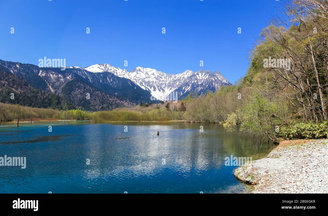 Parco Nazionale Kamikochi Nelle Alpi Del Giappone Settentrionale Della Prefettura Di Nagano, Giappone. Bella montagna di neve con il fiume. Uno dei posti più belli in cui sia Foto Stock