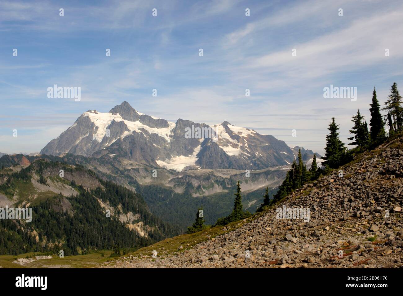 USA, WASHINGTON STATE, MT. BAKER - SNOQUALMIE NATIONAL FOREST, CATENA DI LAGHI SENTIERO, MT. SHUKSAN IN BACKGROUND Foto Stock