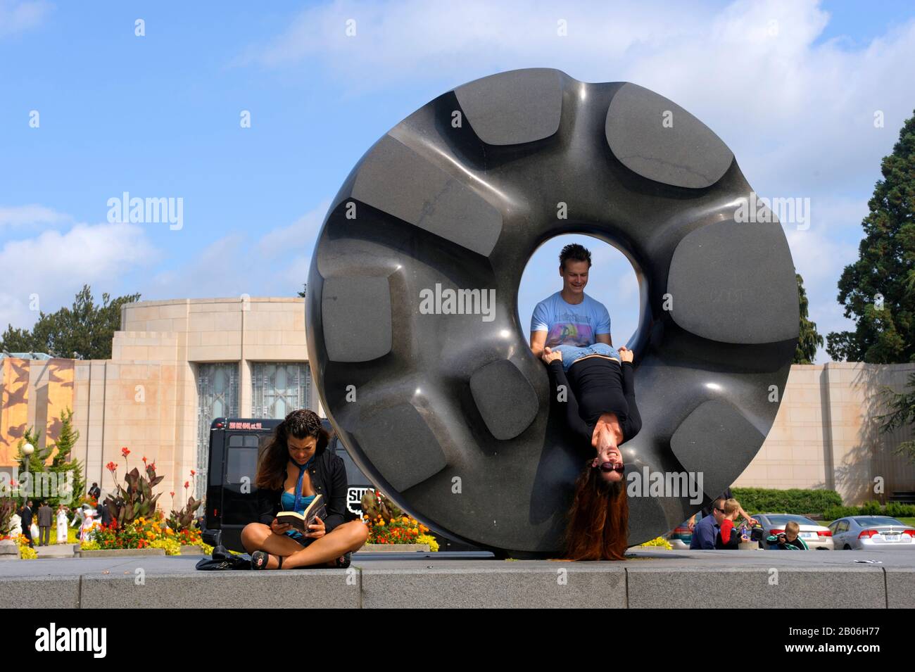 USA, WASHINGTON STATE, SEATTLE, CAPITOL HILL, VOLONTARIATO PARK, ASIAN ART MUSEUM, STATUA DEL SOLE NERO DI ISAMU NOGUCHI, PEOPLE Foto Stock